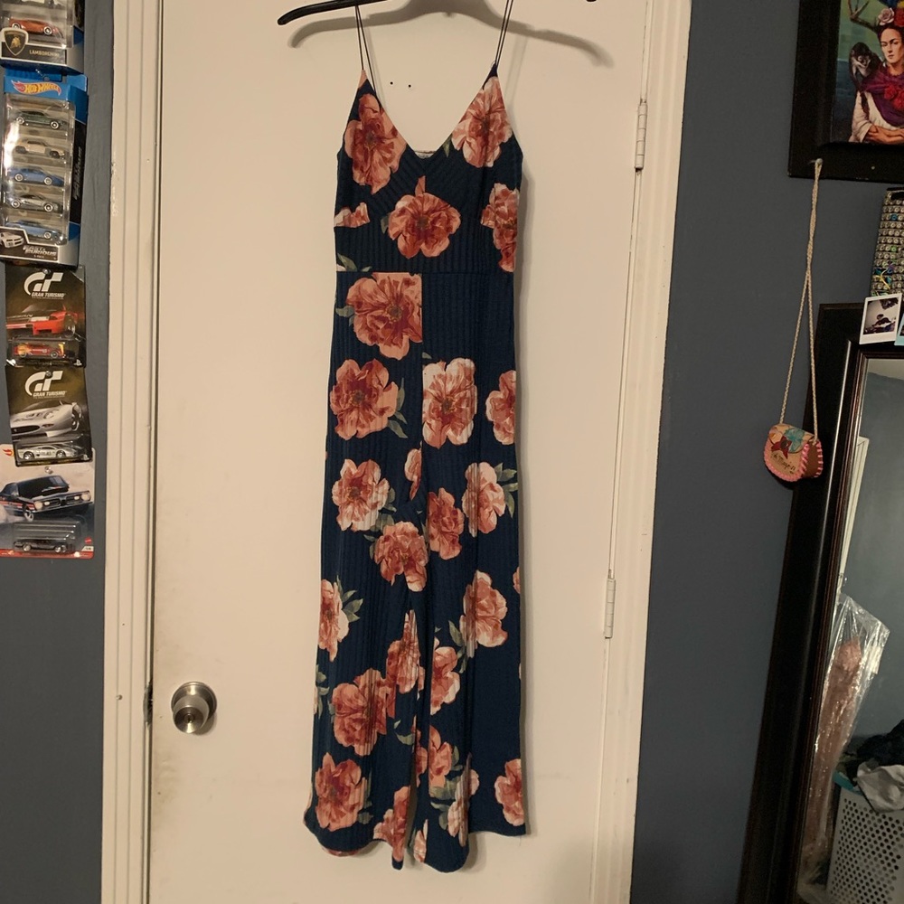 Cute jumpsuit it’s right from the top and lose from the bottom